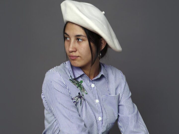 Sele Vera, promesa del folclore argentino, con boina clara y camisa a rayas. Cantará "Devuélveme el Corazón" en Viña 2025.