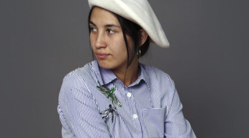 Sele Vera, promesa del folclore argentino, con boina clara y camisa a rayas. Cantará "Devuélveme el Corazón" en Viña 2025.