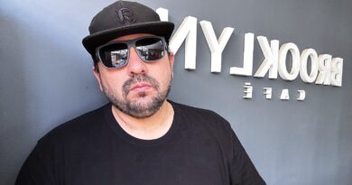 Felipe León (Solo Dame 2 Razones), rapero y periodista, con gorra y gafas, retoma su proyecto Hip-Hop.