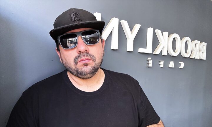 Felipe León (Solo Dame 2 Razones), rapero y periodista, con gorra y gafas, retoma su proyecto Hip-Hop.