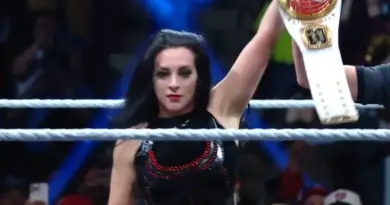 Stephanie Vaquer levanta el Campeonato Norteamericano Femenino de NXT en el ring de lucha libre.