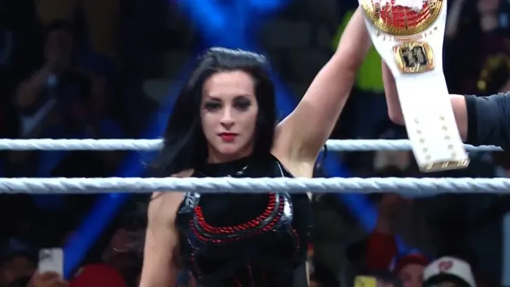 Stephanie Vaquer levanta el Campeonato Norteamericano Femenino de NXT en el ring de lucha libre.