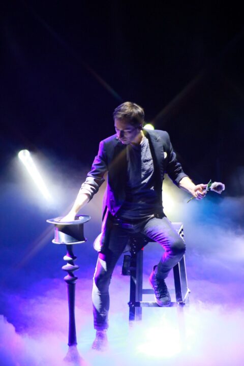 Ilusionista Jean Paul Olhaberry en escena con sombrero de copa y rosa. Teatro Municipal Viña.