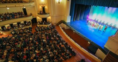 Público en el Teatro Municipal de Viña del Mar, con elenco de Mamma Mía en el escenario azul.