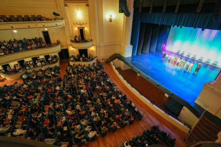 Público en el Teatro Municipal de Viña del Mar, con elenco de Mamma Mía en el escenario azul.