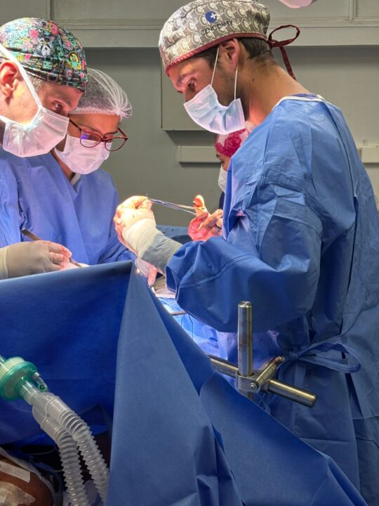 Equipo quirúrgico del Hospital Carlos van Buren realiza trasplante renal con donante vivo en Valparaíso, usando técnicas avanzadas.