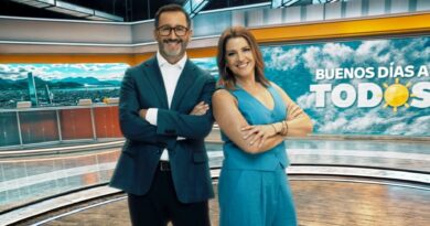 Eduardo Fuentes y Monserrat Álvarez sonríen, nuevos conductores de Buenos Días a Todos en TVN.