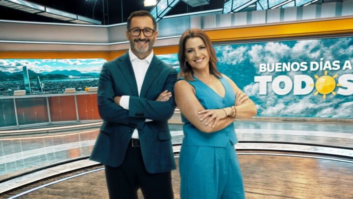 Eduardo Fuentes y Monserrat Álvarez sonríen, nuevos conductores de Buenos Días a Todos en TVN.