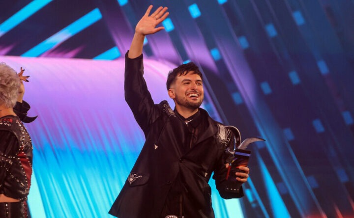 Kakalo de México, ganador internacional, sonríe con Gaviota de Plata en la Noche de Premiaciones.