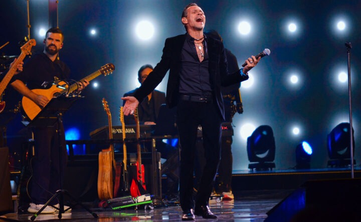 Marc Anthony enciende la Quinta Vergara en Viña del Mar. El salsero canta con pasión, rodeado de luces y su banda.