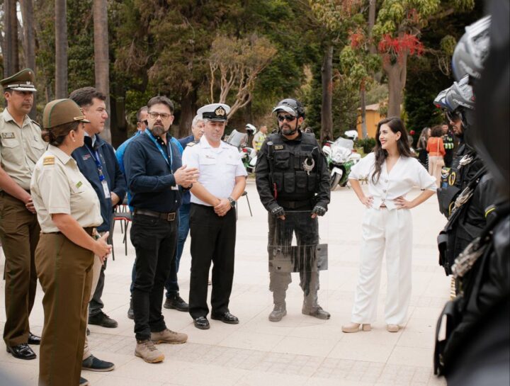 Refuerzo seguridad Viña del Mar: Alcaldesa Ripamonti, General González y equipos presentan 6 nuevas motos todo terreno.