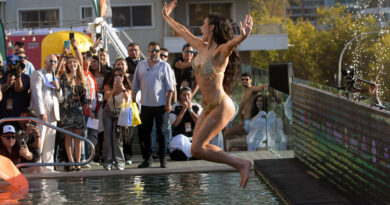 Emilia Dides, Reina de Viña 2025, salta al piscinazo en bikini dorado con brillos. Periodistas la fotografían.