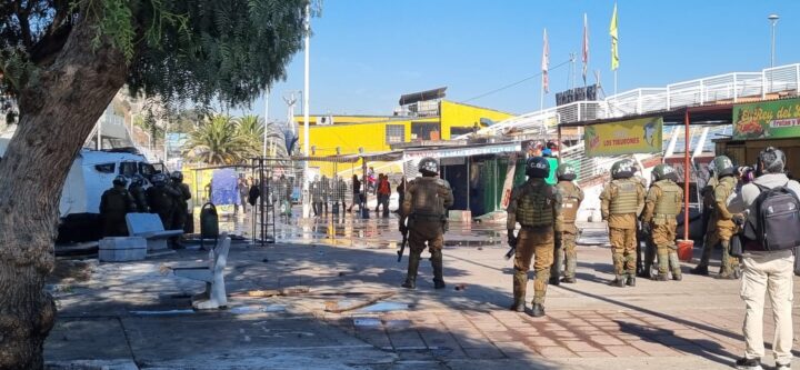 Carabineros y vehículo blindado en Caleta Portales, Valparaíso, tras represión a pescadores artesanales por cuotas de pesca.