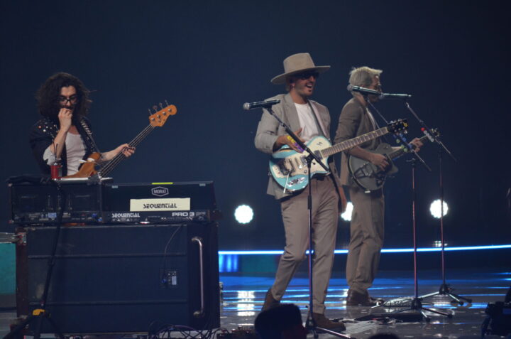 Morat en Viña 2025. Simón Vargas (bajo), Juan Pablo Isaza y Juan Pablo Villamil (guitarras) en el escenario.