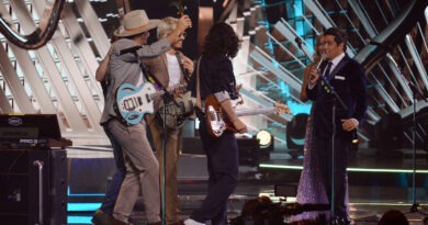 Morat, banda colombiana, celebra la Gaviota en Viña 2025. Músicos con guitarras junto a presentadores.