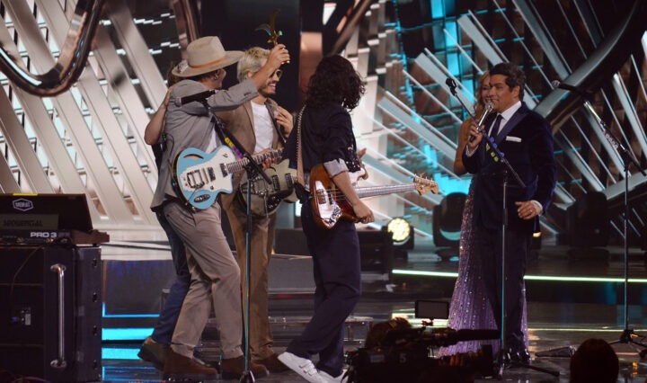Morat, banda colombiana, celebra la Gaviota en Viña 2025. Músicos con guitarras junto a presentadores.