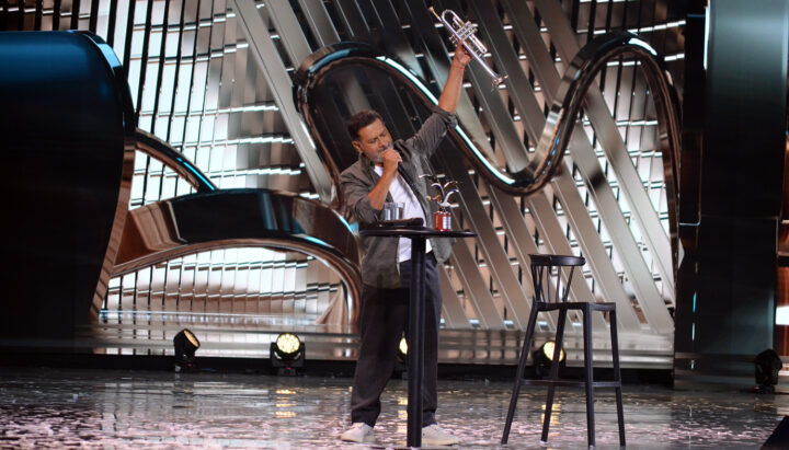 Pedro Ruminot en Viña 2025, levantando la "Corneta de Platino" y sus Gaviotas de Plata y Oro en el escenario.
