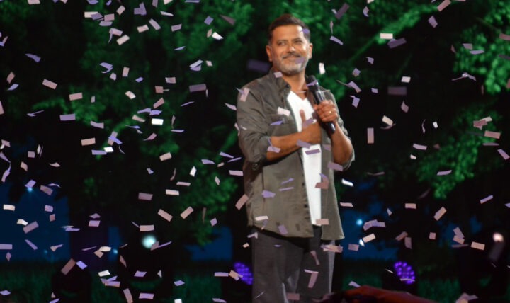 Pedro Ruminot, comediante chileno, celebra su triunfo en Viña 2025 en la Quinta Vergara con confeti.