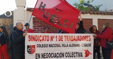 Huelga legal: Trabajadores del Sindicato N°1 Colegio Nacional Villa Alemana-Limache con pancarta y bandera roja "Huelga" por negociación colectiva.