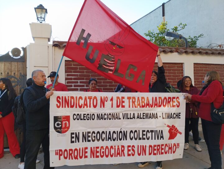 Huelga legal: Trabajadores del Sindicato N°1 Colegio Nacional Villa Alemana-Limache con pancarta y bandera roja "Huelga" por negociación colectiva.