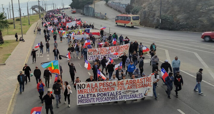 Marcha de pescadores artesanales en Valparaíso con banderas y pancartas: "NO A LA PESCA DE ARRASTRE", "70% merluza, 90% jibia artesanal".
