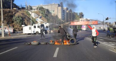 Pescadores artesanales protestan en Chile. Neumáticos en llamas, guanacos policiales rocían agua. Represión en Caleta Portales.