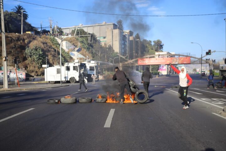 Pescadores artesanales protestan en Chile. Neumáticos en llamas, guanacos policiales rocían agua. Represión en Caleta Portales.