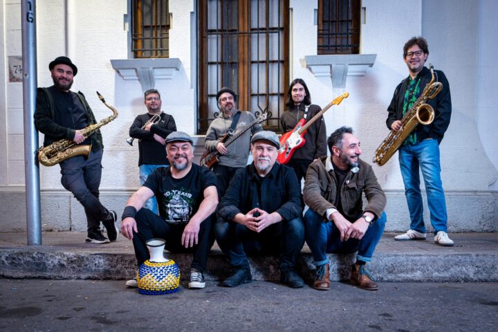 Santo Barrio, banda chilena de ska latino, posa con sus instrumentos. Celebran 30 años y su "Tumbao Rebelde".