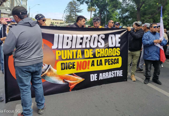 Jibieros de Punta de Choros protestan en Congreso Nacional, Valparaíso, contra pesca de arrastre.