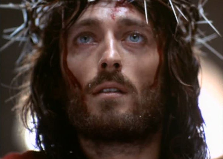 Jesús de Nazaret (Robert Powell) con corona de espinas y sangre. Clásico de Zeffirelli en TVN, Semana Santa.