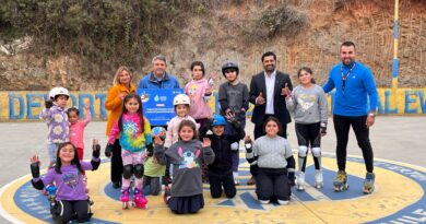 Niños patinando con Esval y Corporación Everton en multicancha de Viña del Mar, celebrando mejoras del Fondo Contigo en Cada Gota.