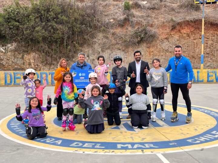 Niños patinando con Esval y Corporación Everton en multicancha de Viña del Mar, celebrando mejoras del Fondo Contigo en Cada Gota.