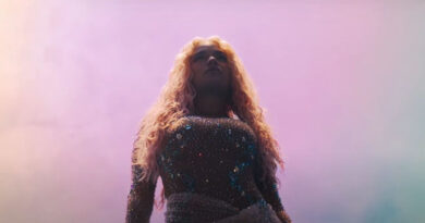 Aquí tienes una opción de texto alternativo: Karol G con cabello rubio ondulado y vestido brillante, mirando al cielo. Documental 'Mañana Fue Muy Bonito' en Netflix. *(111 caracteres)*