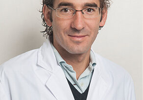 Dr. Luis Ignacio de la Torre Chamy, Presidente Colegio Médico Valparaíso, en bata blanca. Denuncia crisis salud pública.