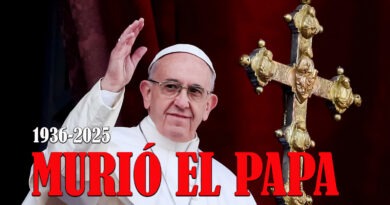 Papa Francisco saluda desde balcón de San Pedro. Texto: "Murió el Papa", 1936-2025. Fallecimiento del Obispo de Roma.