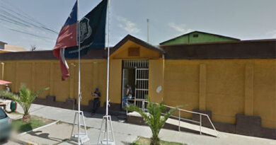 Exterior del CIP CRC Limache, centro de Gendarmería y Sename, con banderas de Chile y la institución.