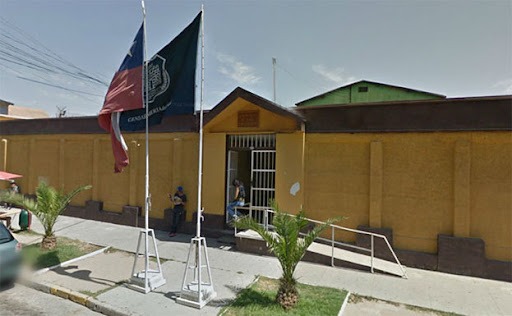 Exterior del CIP CRC Limache, centro de Gendarmería y Sename, con banderas de Chile y la institución.