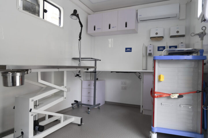 Interior Clínica Veterinaria Municipal Móvil Valparaíso. Mesa, equipos, área limpia para esterilizaciones y atención de mascotas.
