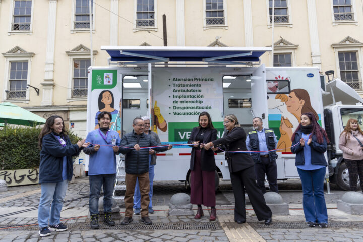 Valparaíso: Alcaldesa Camila Nieto y equipo inauguran Clínica Veterinaria Municipal Móvil para atención y esterilización de mascotas.