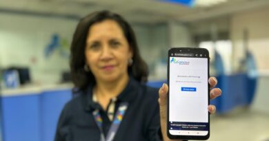 Daniela Ampuero Azúa muestra Mi Fonasa en celular. Compra bonos de salud online en fonasa.cl con Clave Única.