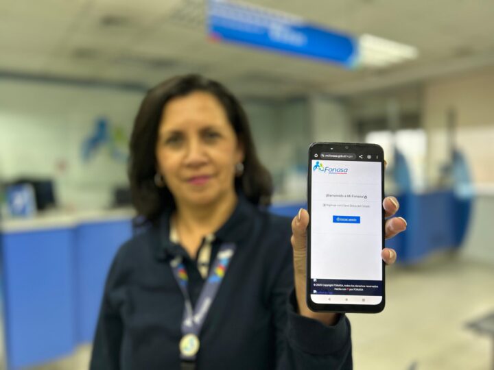 Daniela Ampuero Azúa muestra Mi Fonasa en celular. Compra bonos de salud online en fonasa.cl con Clave Única.