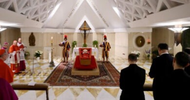 Cuerpo del Papa Francisco en féretro abierto, custodiado por Guardias Suizos y cardenales en su exposición en el Vaticano.