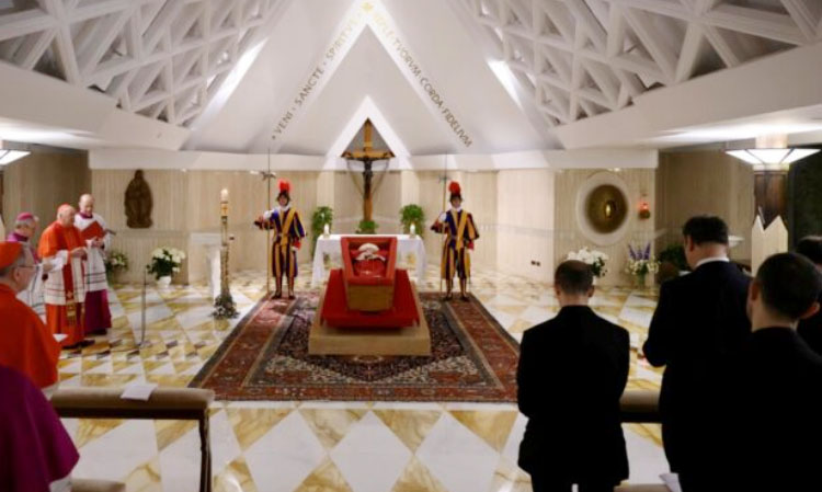 Cuerpo del Papa Francisco en féretro abierto, custodiado por Guardias Suizos y cardenales en su exposición en el Vaticano.
