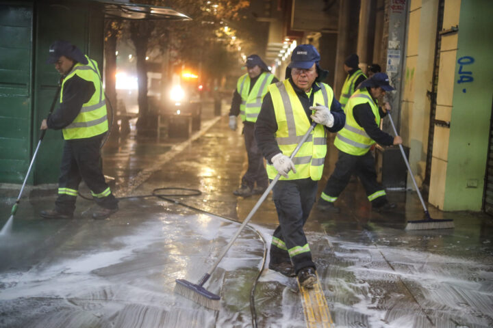 Funcionarios municipales de Valparaíso realizan hidrolavado nocturno en Av. Pedro Montt por campaña ValpoMejora.