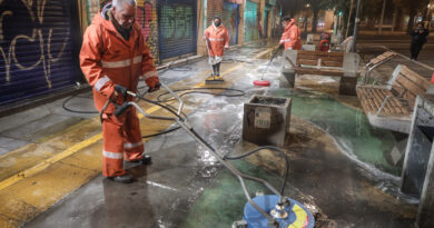 Operativo nocturno de hidrolavado en Av. Pedro Montt, Valparaíso. Funcionarios municipales limpian calles por ValpoMejora.