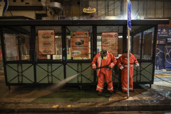 Funcionarios municipales hidrolavan avenida Pedro Montt, Valparaíso, en operativo nocturno ValpoMejora Limpieza.