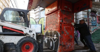 Retiro de kiosco abandonado en Valparaíso, calle Esmeralda con Subida Concepción. Maquinaria y personal municipal.