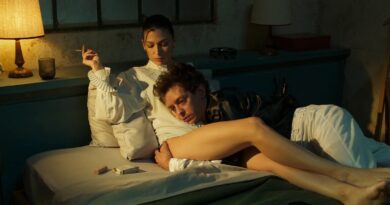 Remo Manfredini (Nahuel Pérez Biscayart) y Abril (Úrsula Corberó) en "El jockey". Él recostado en ella, ella fuma.