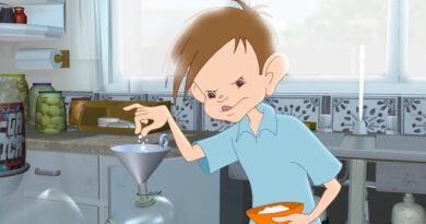 Papelucho, el niño animado, vierte polvo en un embudo. "Papelucho y el marciano" gratis en Villa Alemana.