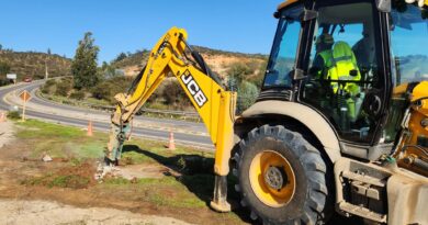 JCB reparando conducción de agua en Villa Alemana. Operario. Corte de emergencia Esval por filtración.